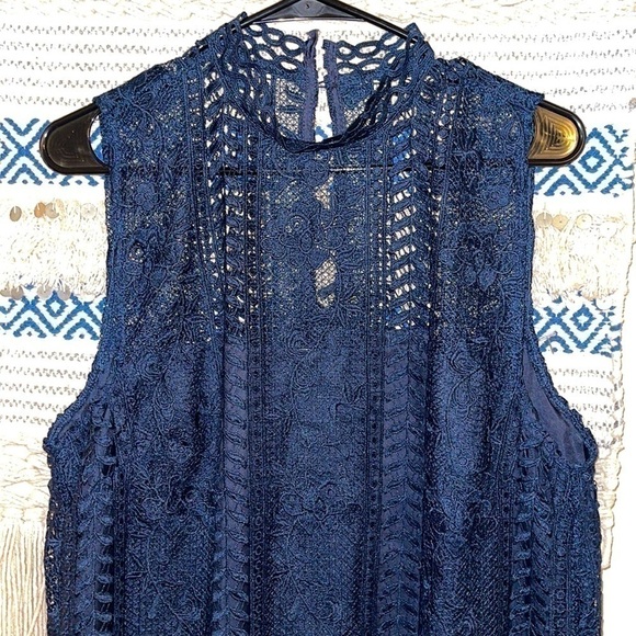 NWOT-Sheri Mock Neck Sleeveless Lace Mini Shift Dress - Picture 5 of 10